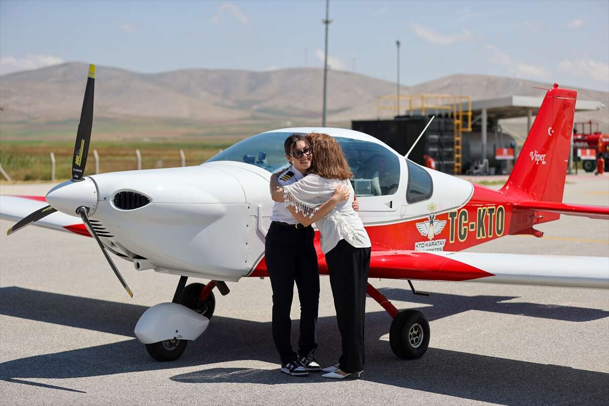 Konya’da öğretmen anne, pilot kızının mezuniyetiyle havalara uçtu 15